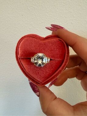 Crystal Solitaire Statement Ring in Clear 14l Gold-Plated size 7